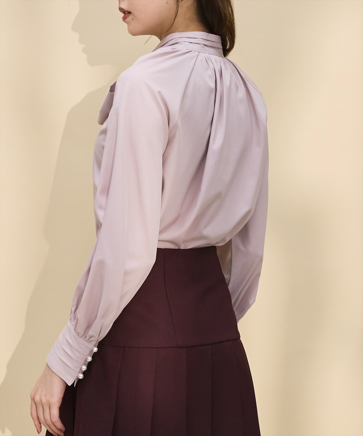 タックディテールボウタイブラウス