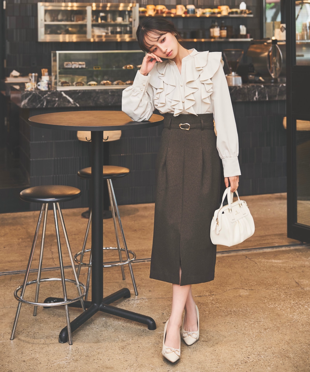 パールボタン付フリルブラウス