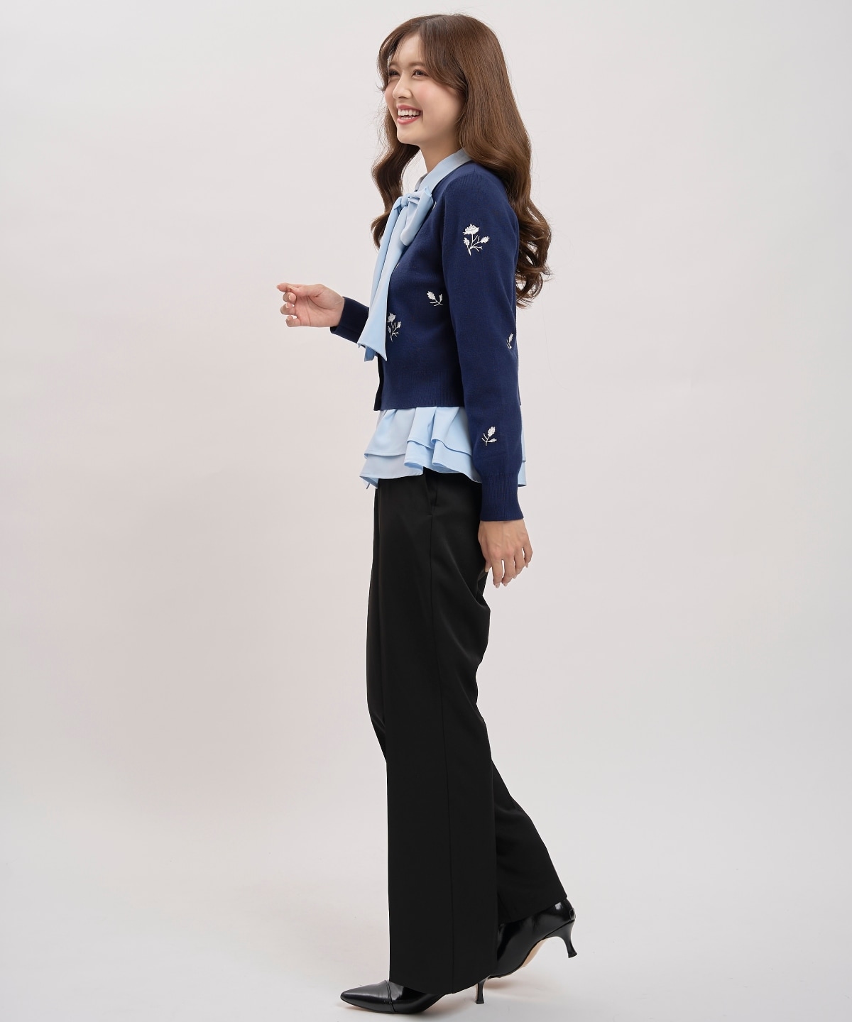 美シルエットセンタープレスフレアパンツ