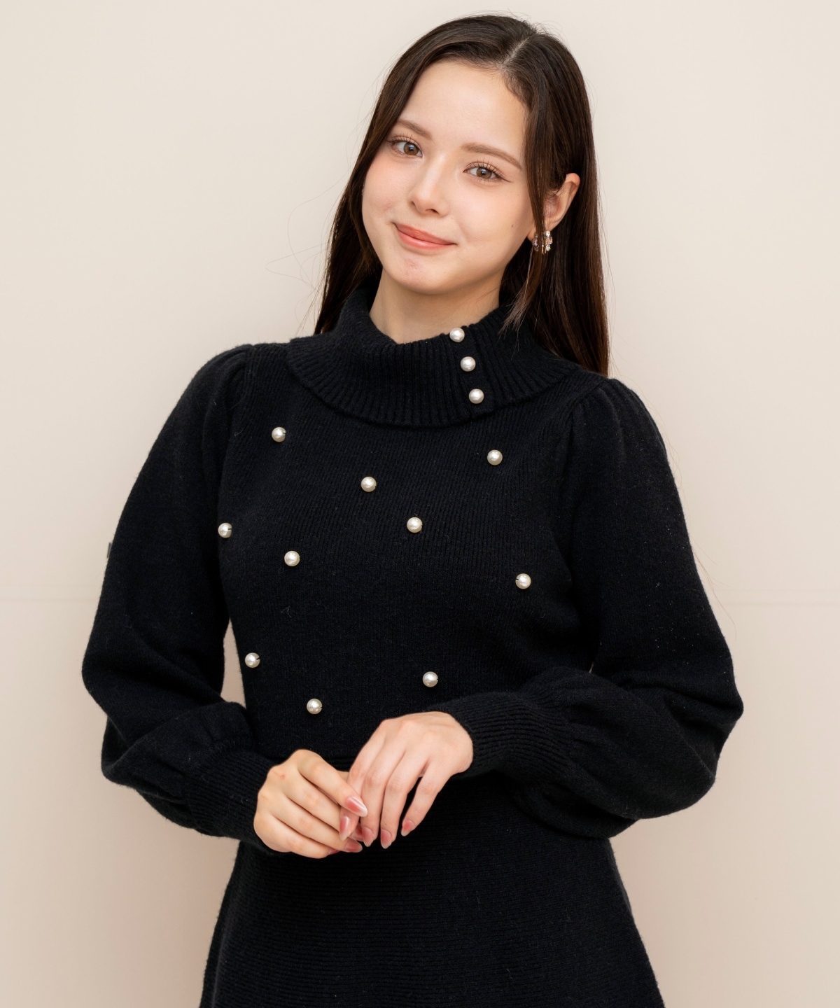 パール付きタートルネックニットワンピース
