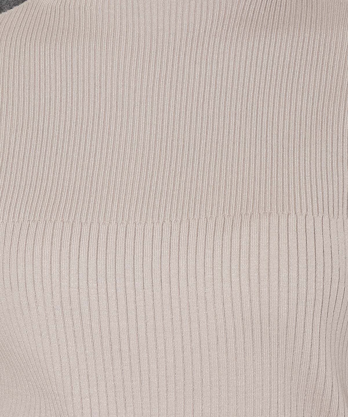 袖口ボタンボトルネックリブニット