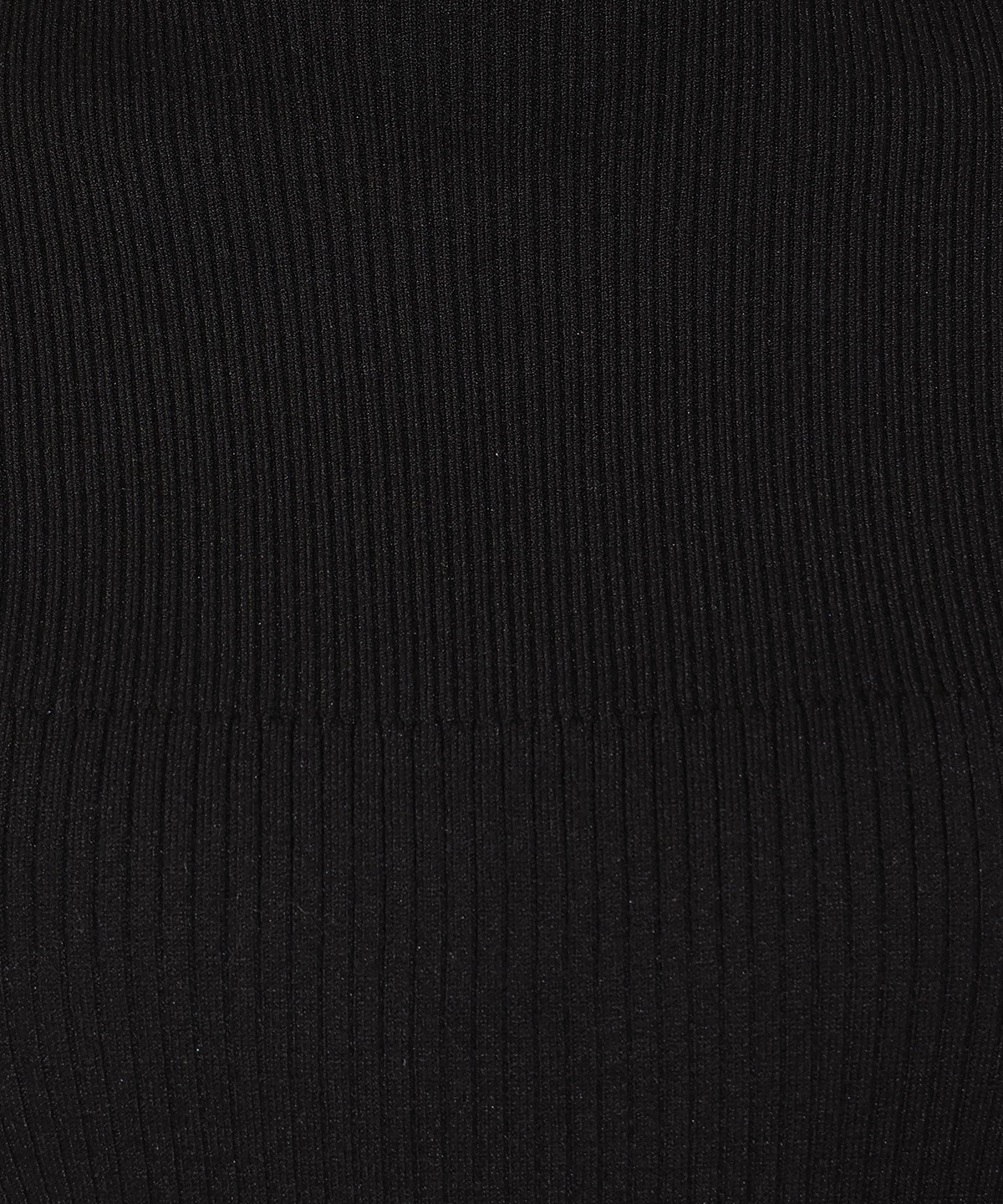 袖口ボタンボトルネックリブニット