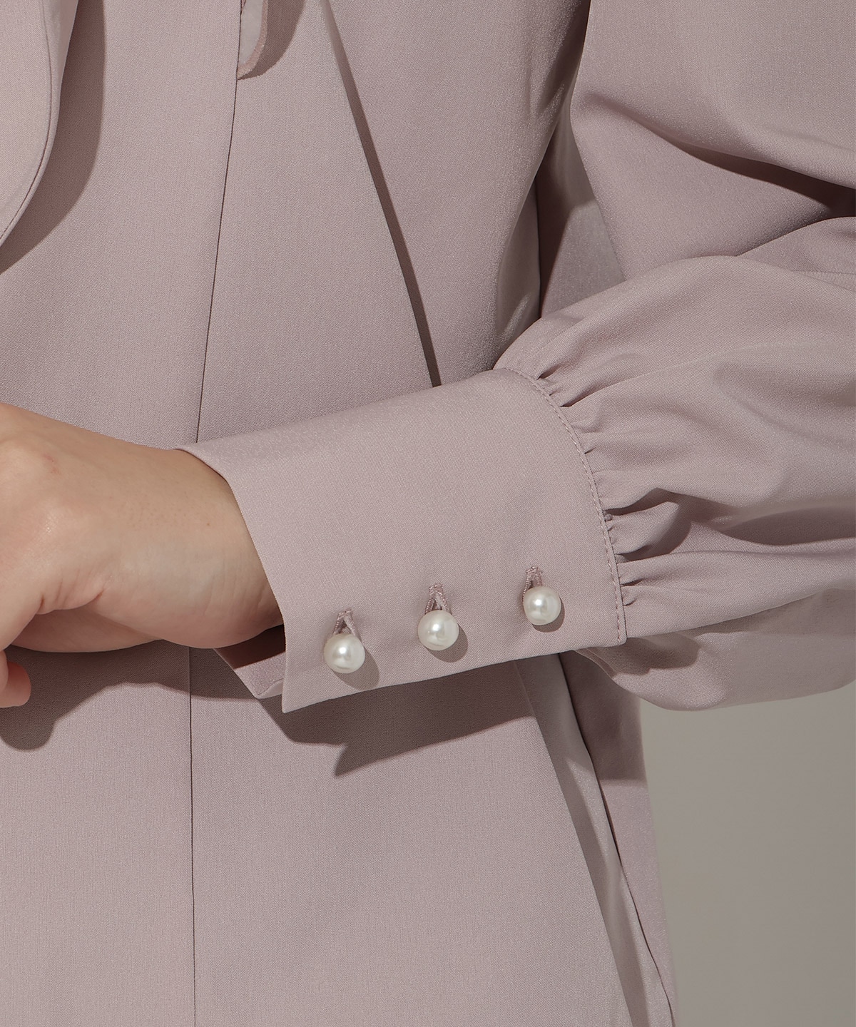 ラッフルボウタイブラウス