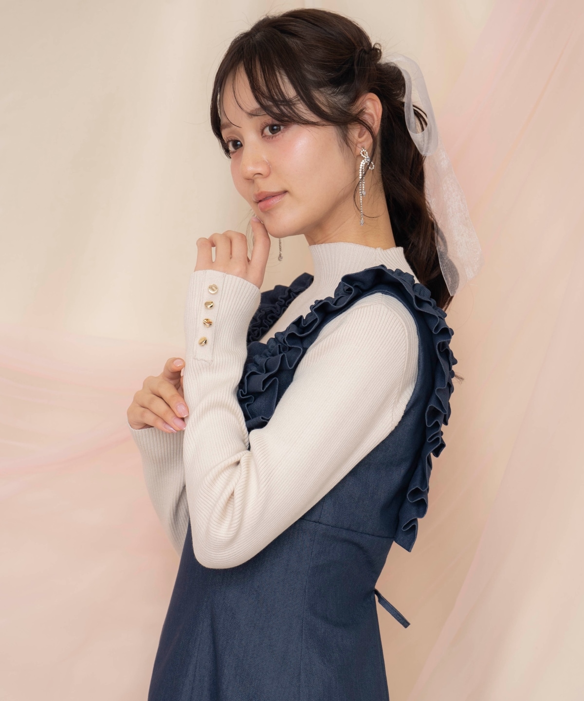 袖口ボタンボトルネックリブニット