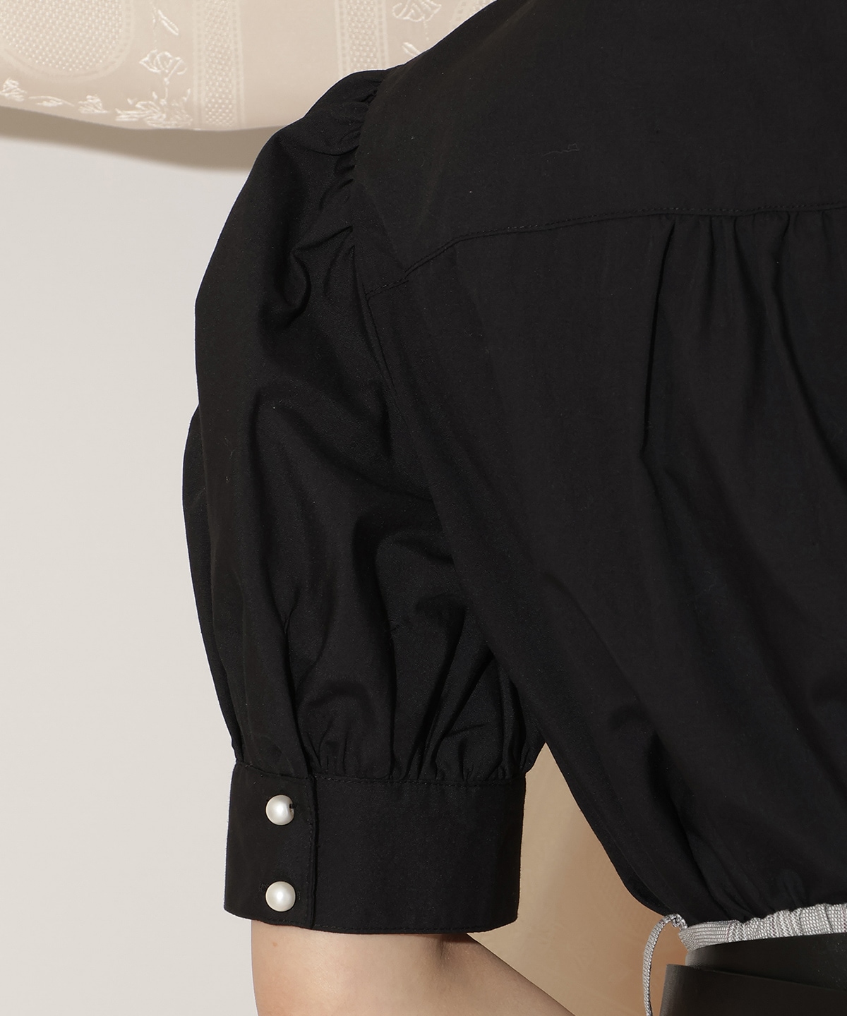 モノグラム刺しゅうリボンタイブラウス