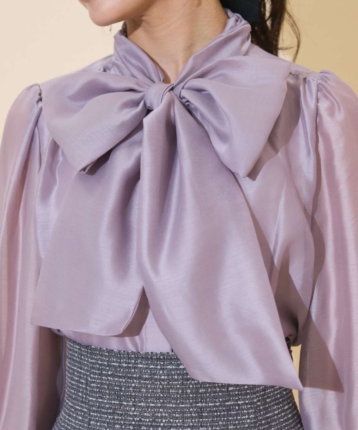 ボリュームリボンタイブラウス