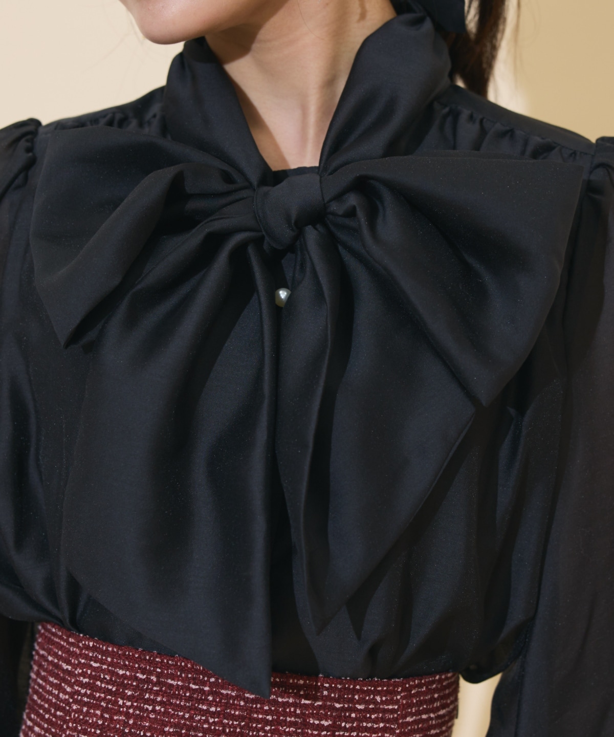 ボリュームリボンタイブラウス