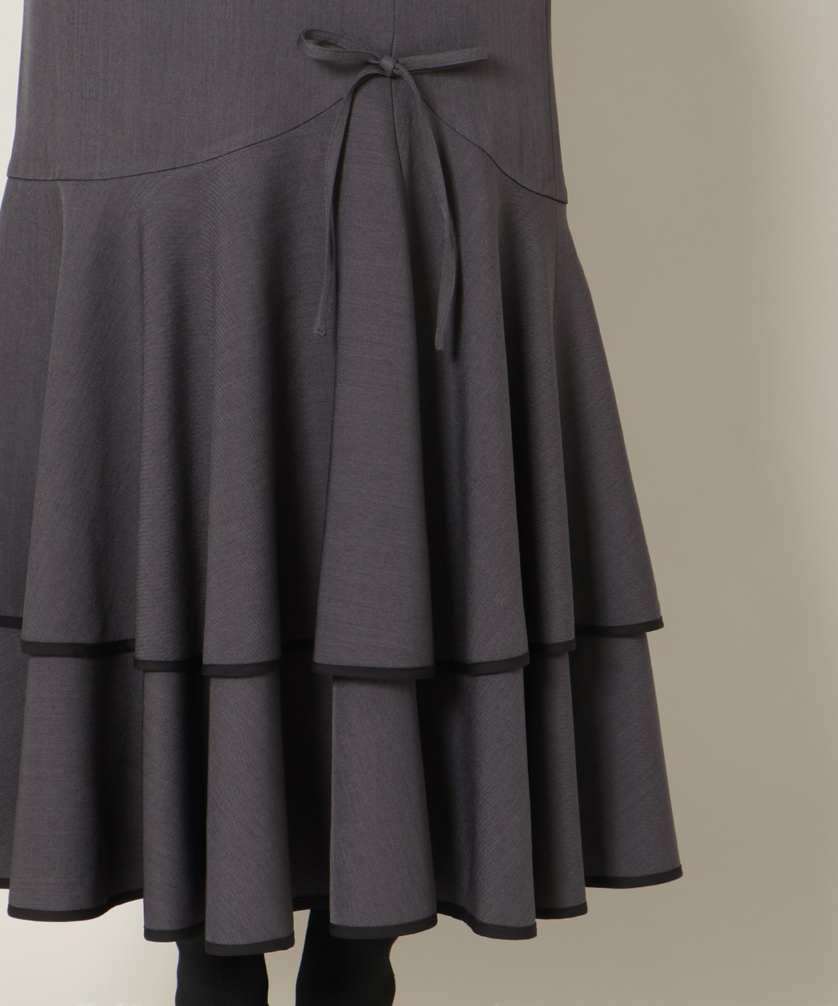 パイピングヘムティアードスカート
