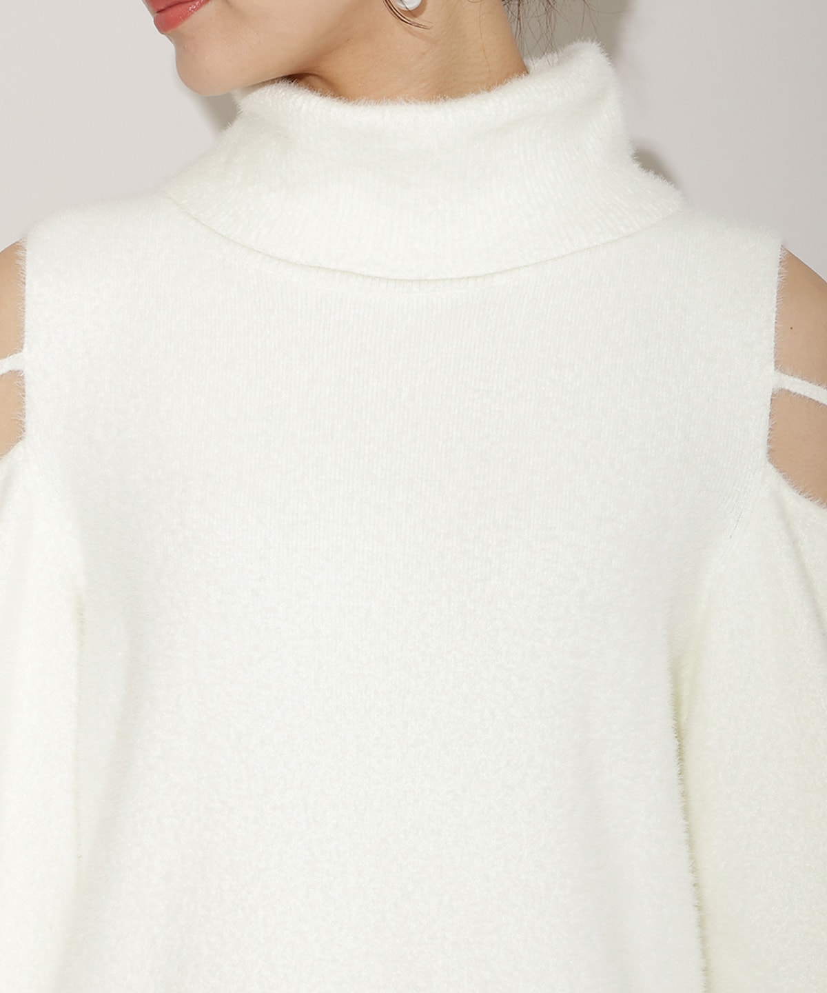 オープンショルダーラメフェザーニットワンピース