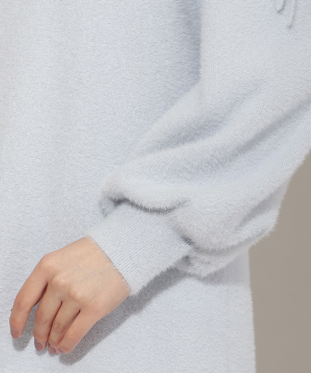 オープンショルダーラメフェザーニットワンピース