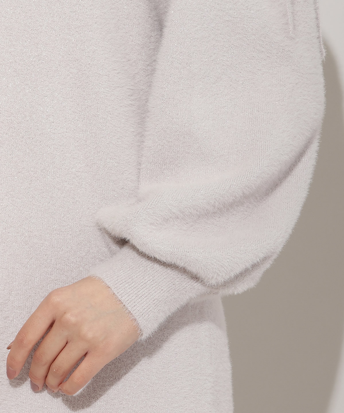 オープンショルダーラメフェザーニットワンピース