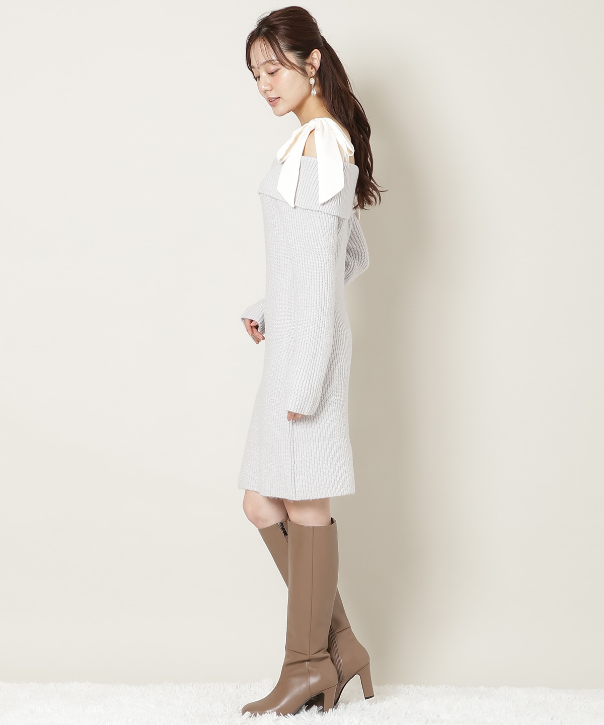 リボンショルダーオフショルニットワンピース