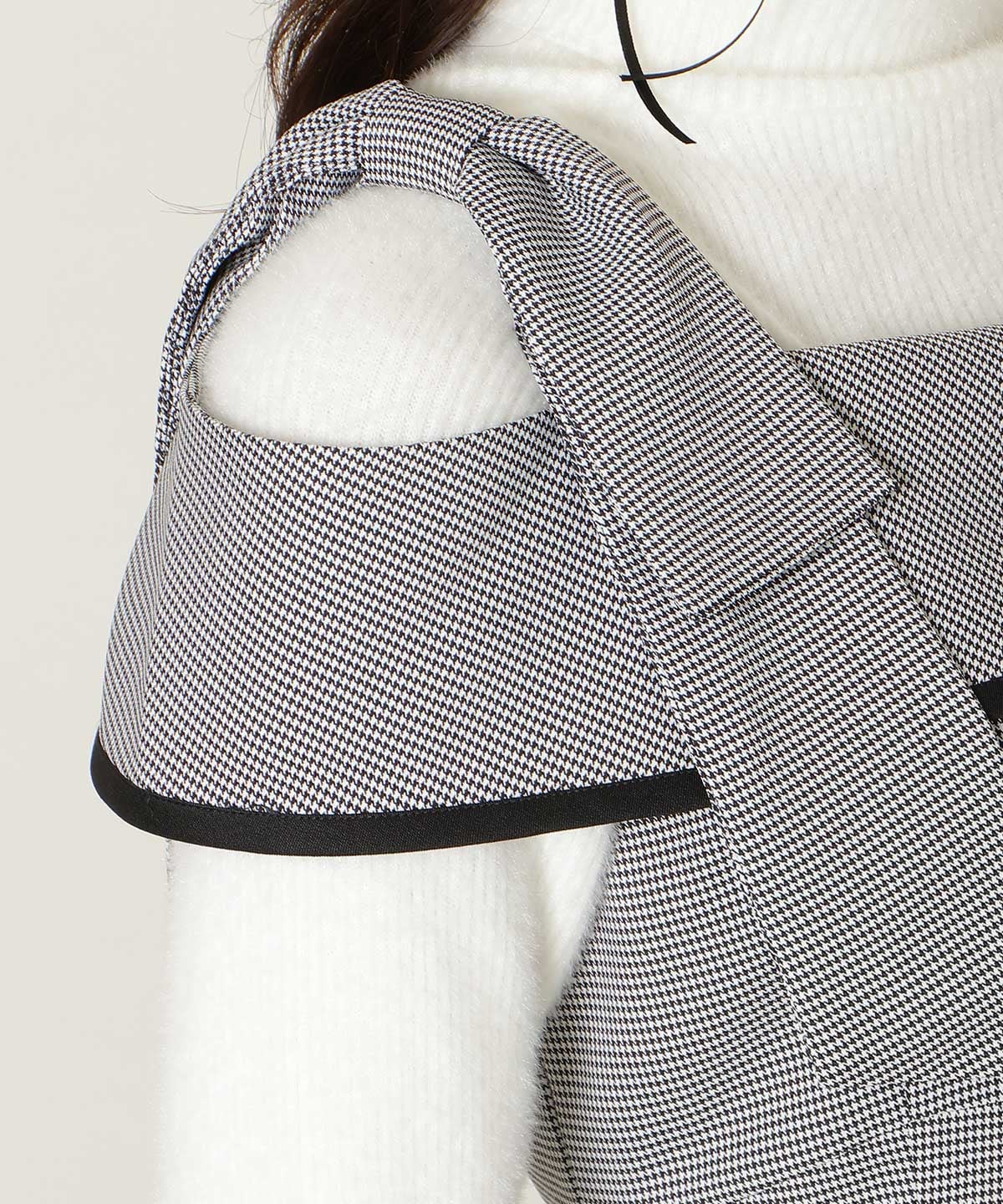 アシンメトリーリボンショルダーワンピース