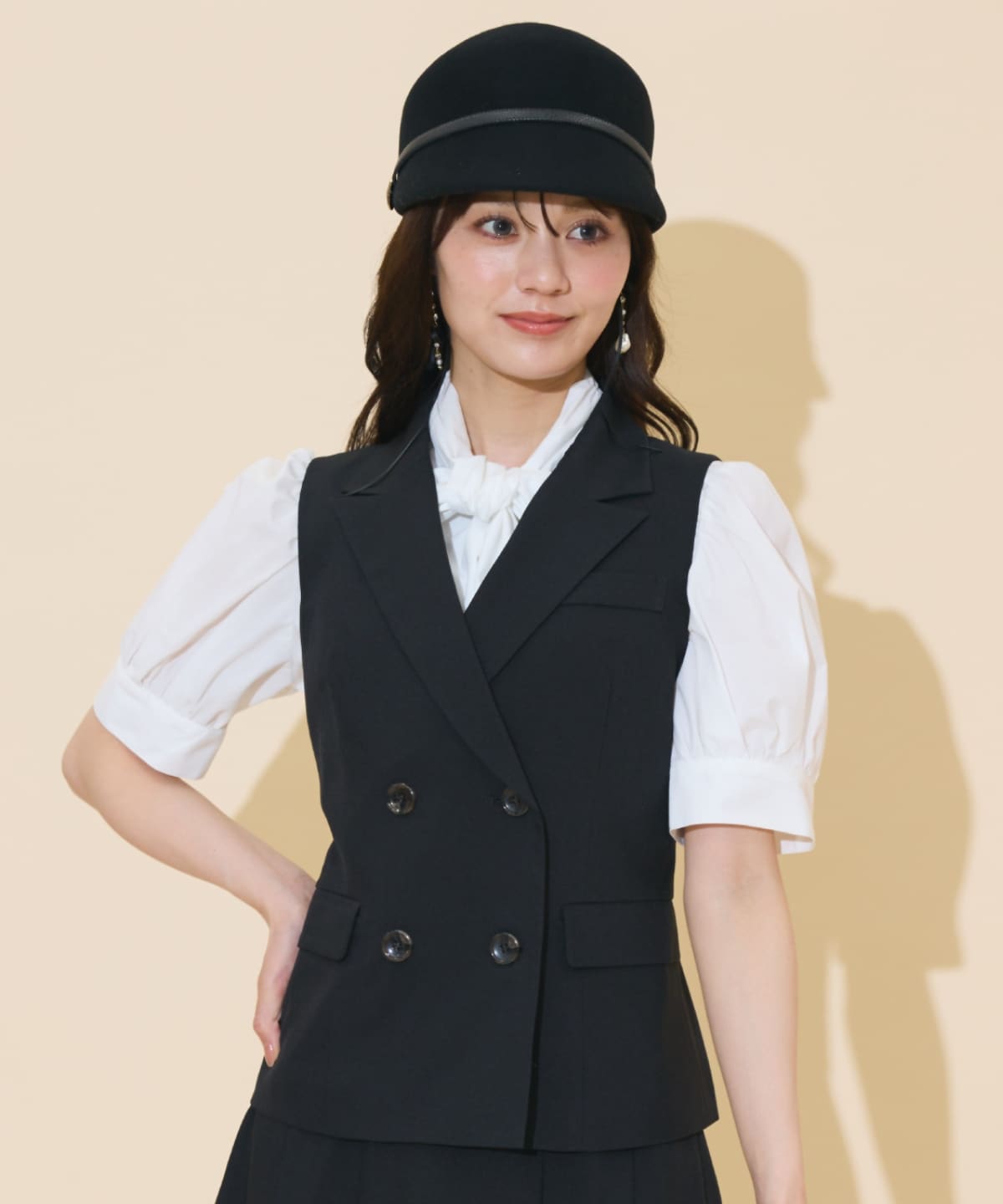 ダブルボタンショートジレ