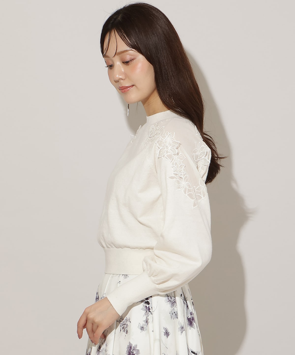 ショルダーエンブロイダリーニット