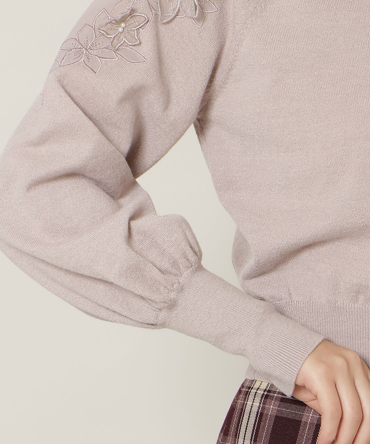 ショルダーエンブロイダリーニット