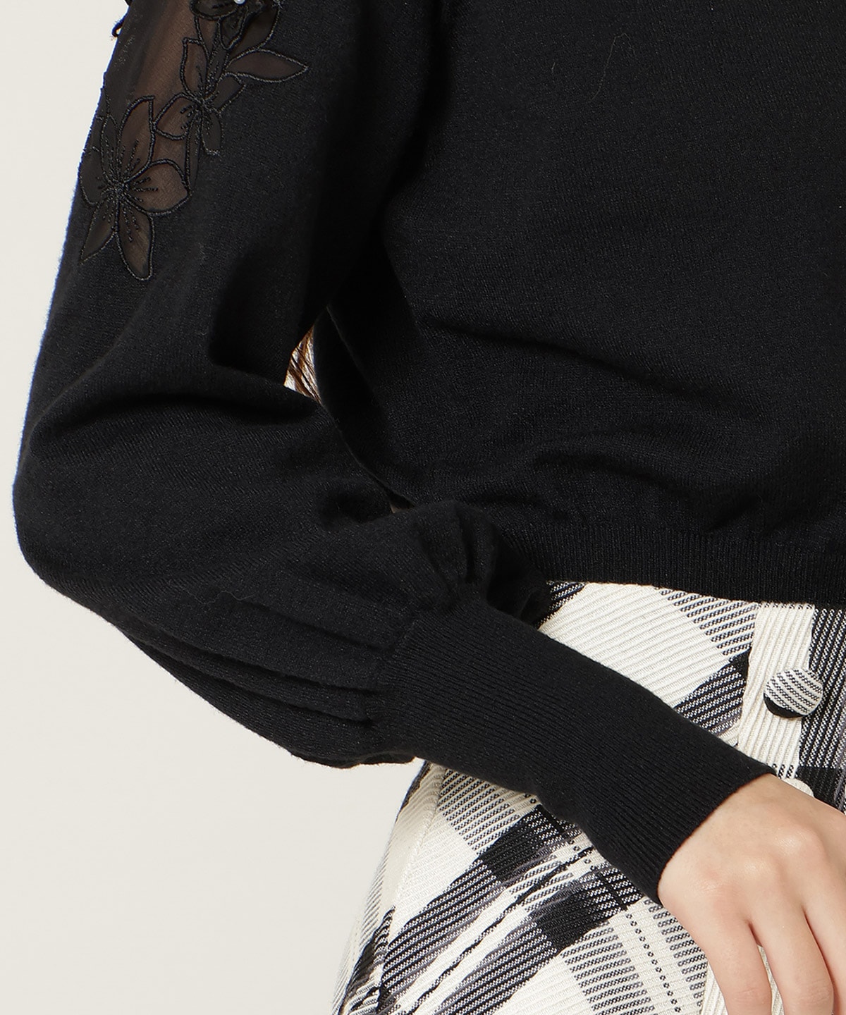 ショルダーエンブロイダリーニット