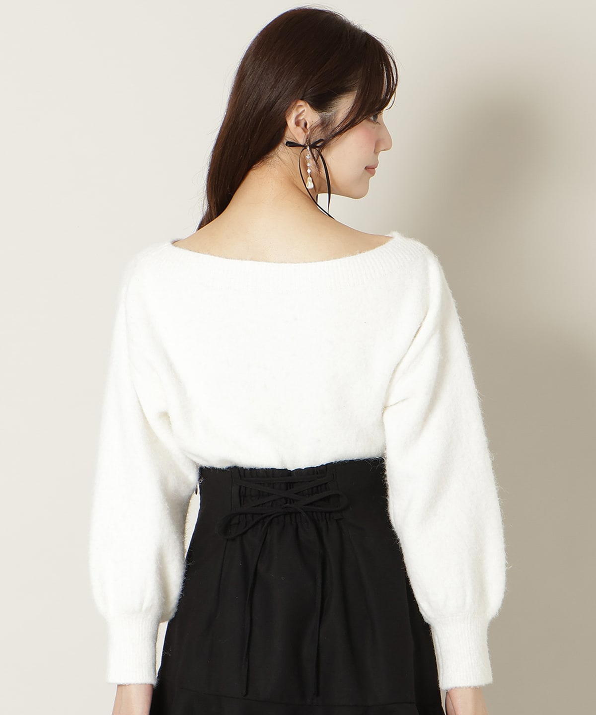 ブローチ付きオフショルニット