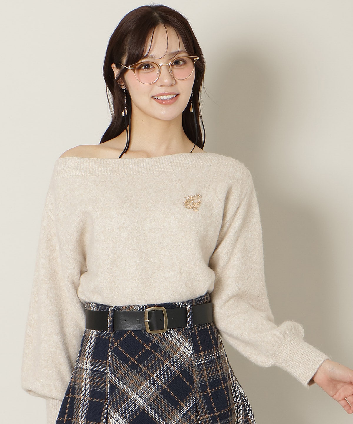 ブローチ付きオフショルニット