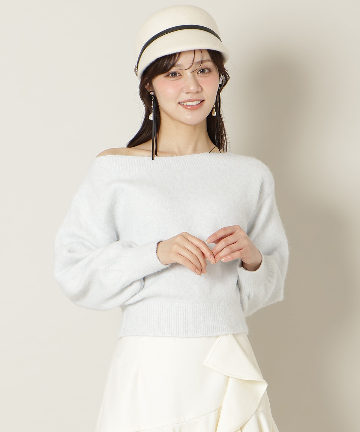 ブローチ付きオフショルニット