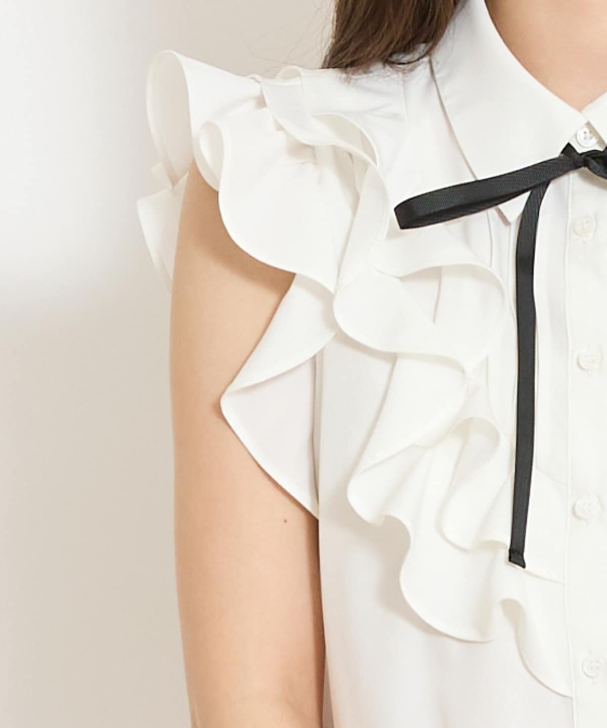 ラッフルフリルノースリーブブラウス