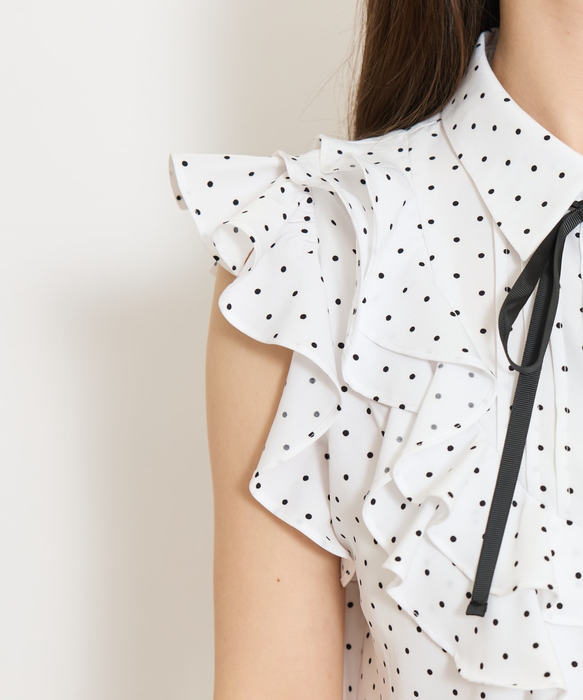 ラッフルフリルノースリーブブラウス