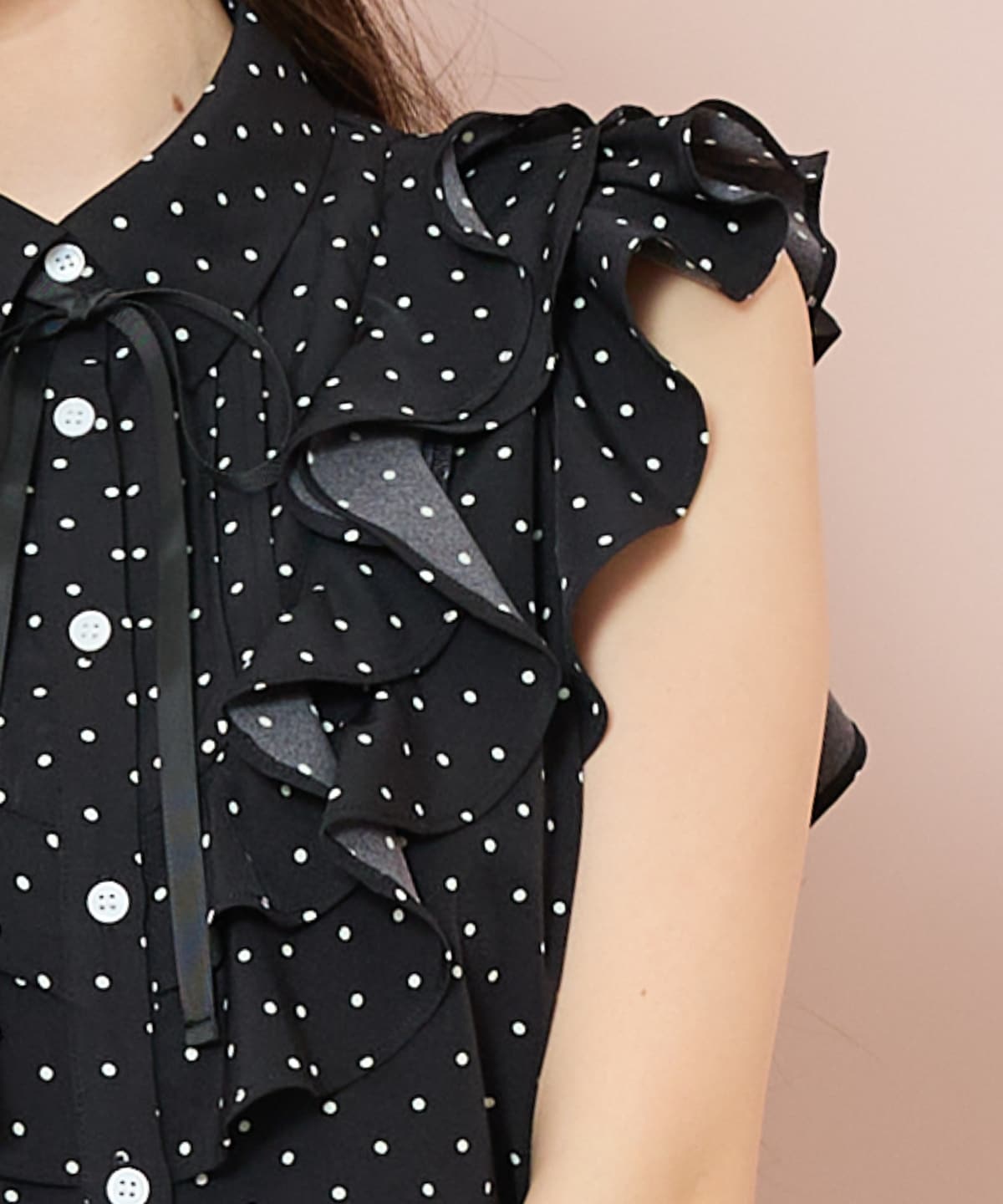 ラッフルフリルノースリーブブラウス