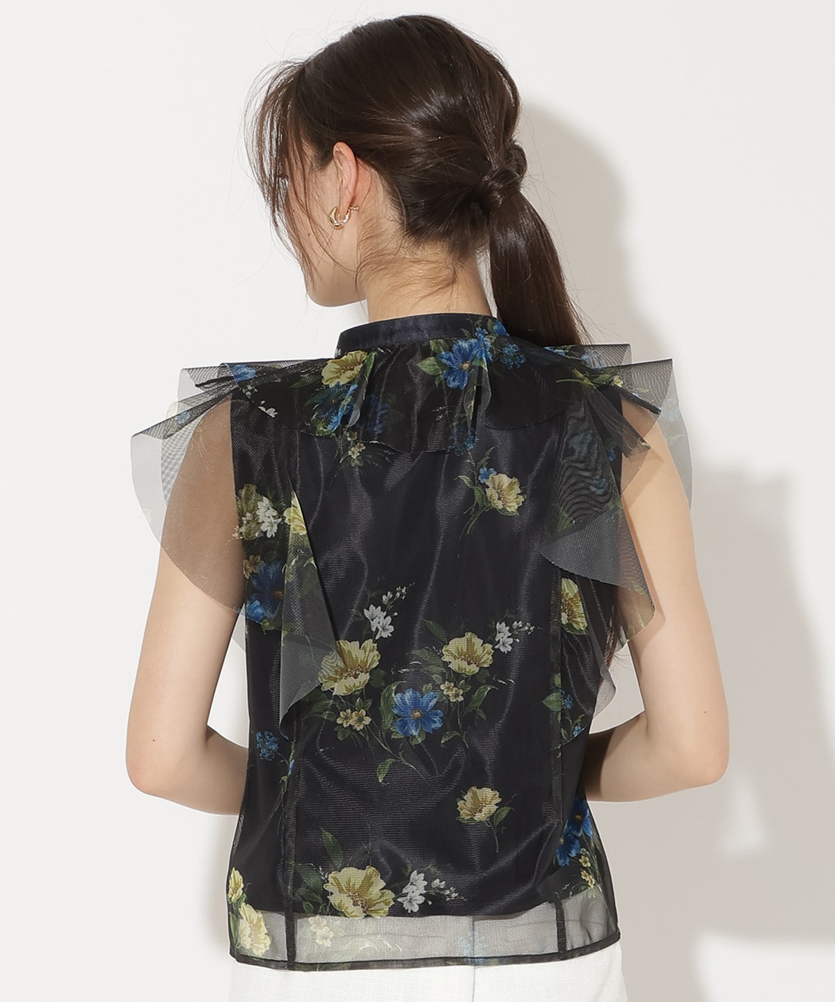 フラワーメッシュラッフルブラウス