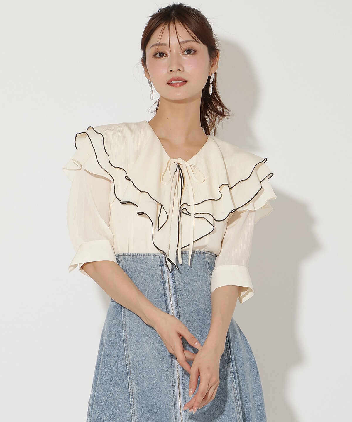 ラッフルハーフスリーブブラウス