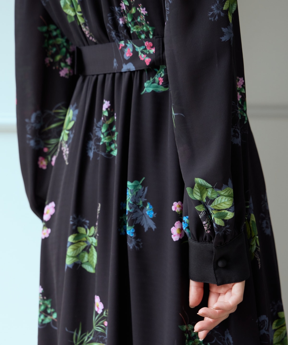 ドローイングフラワー配色襟長袖ワンピース