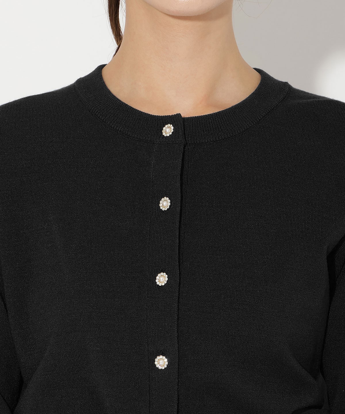 ビジューボタンクルーネックカーディガン