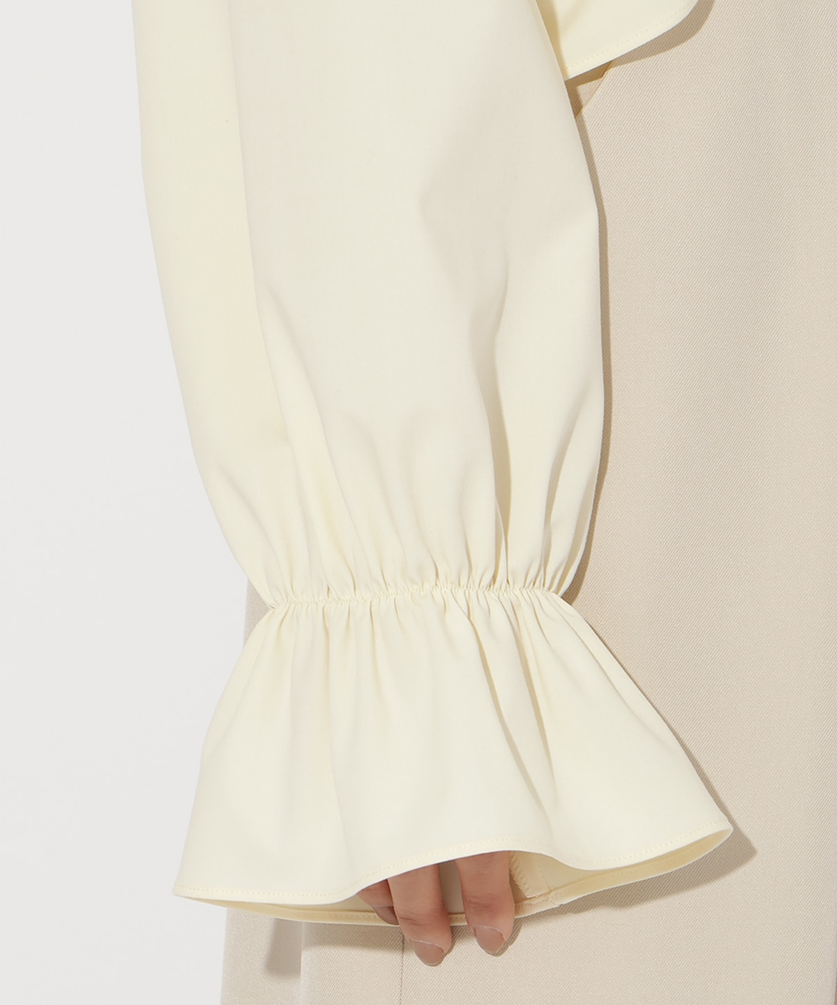 【先行予約受付中】フリルクロスブラウス