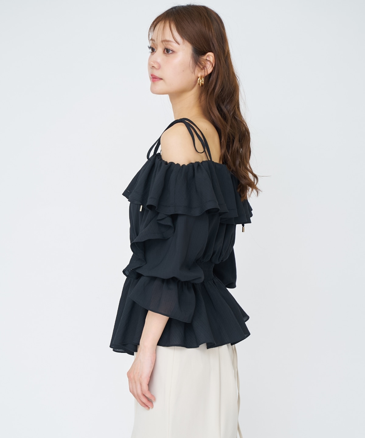 【先行予約受付中】オフショルフリルブラウス