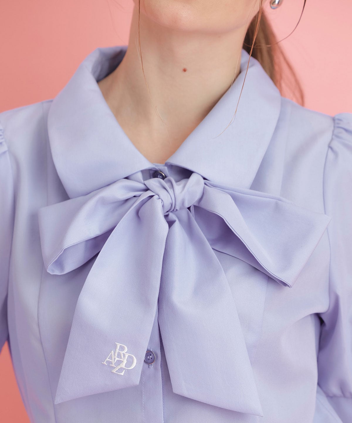 ロゴリボンパフスリーブブラウス