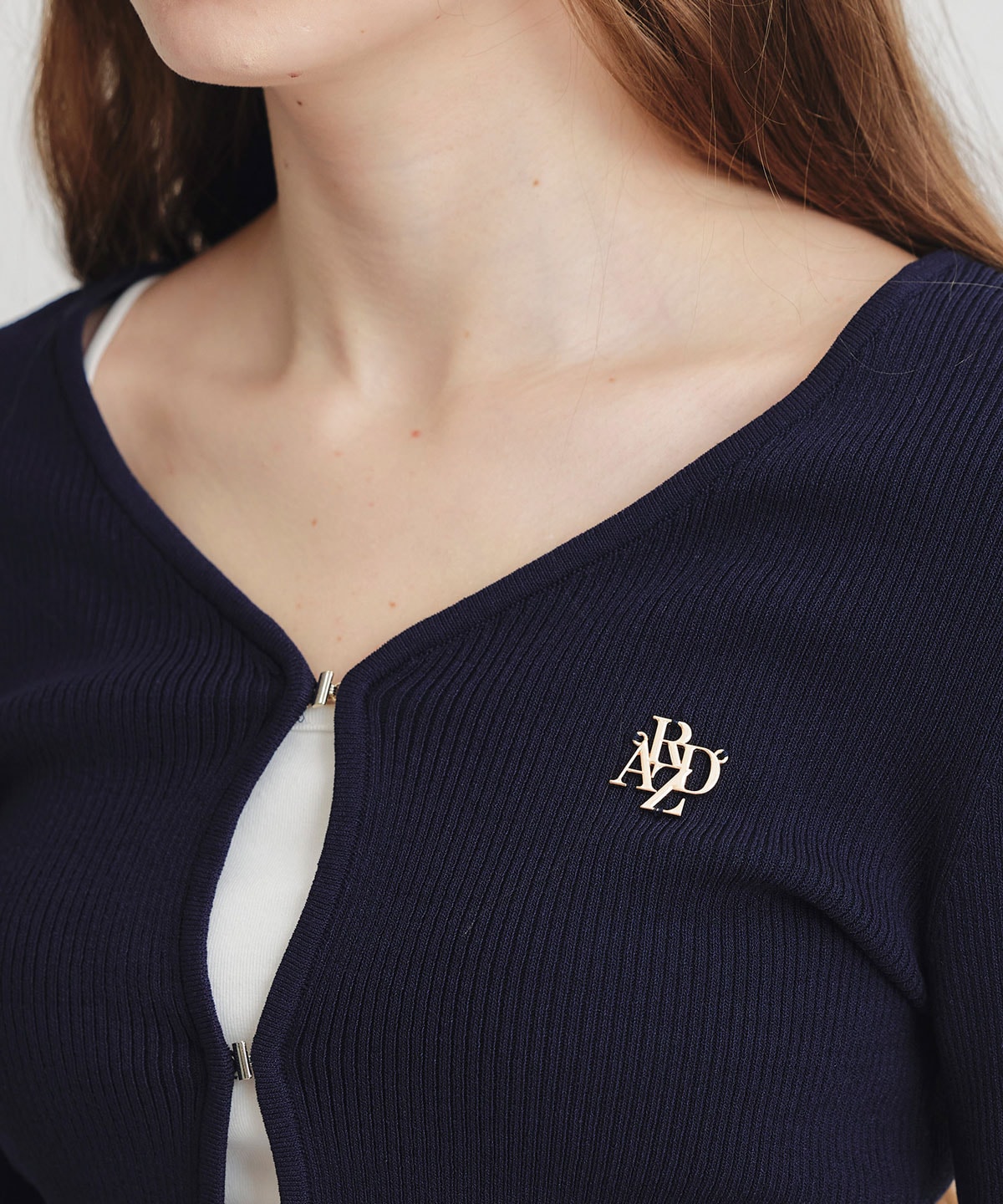 ロゴプレートリブニットカーディガン