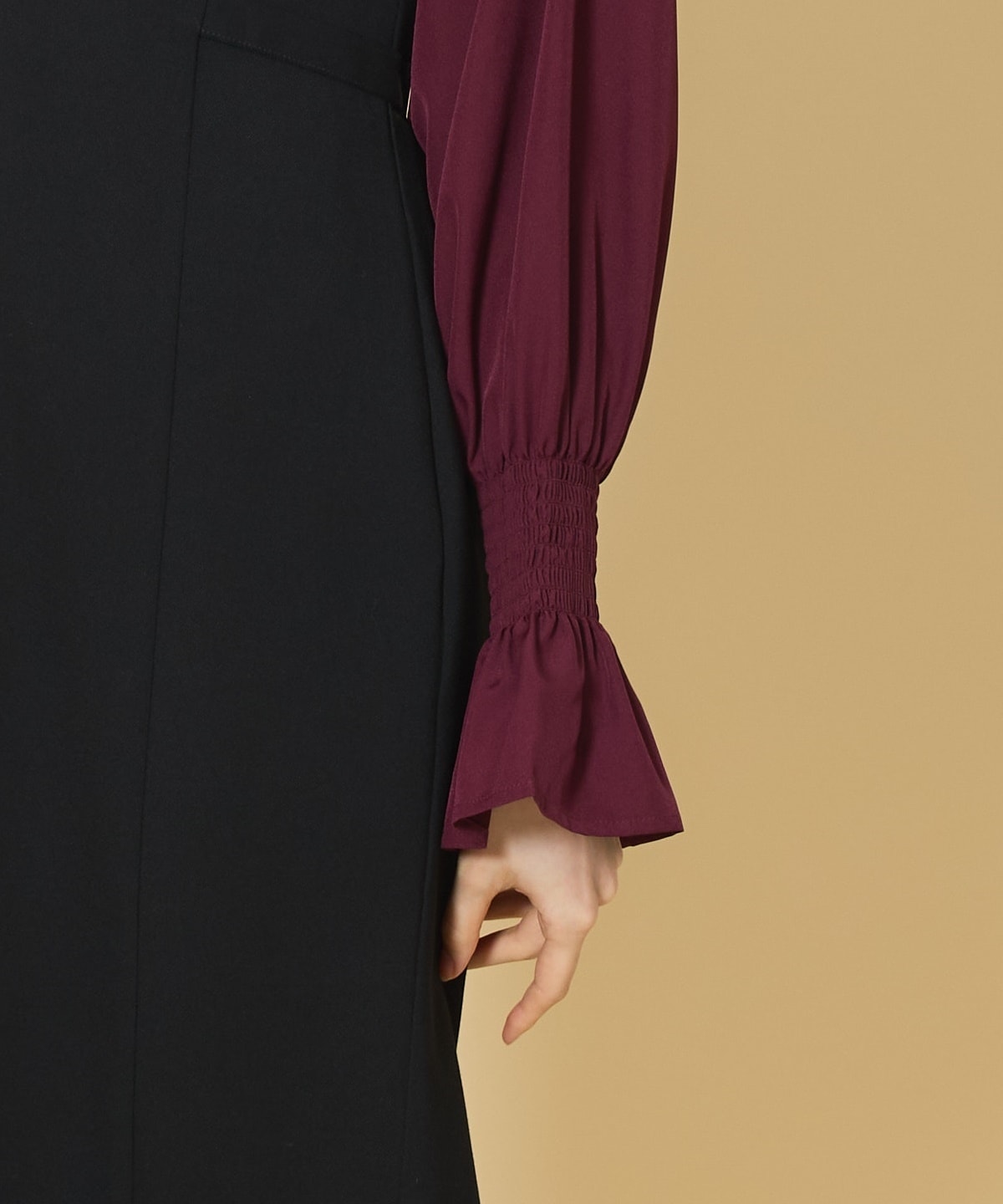 2WAYシャーリングネックフレアスリーブブラウス