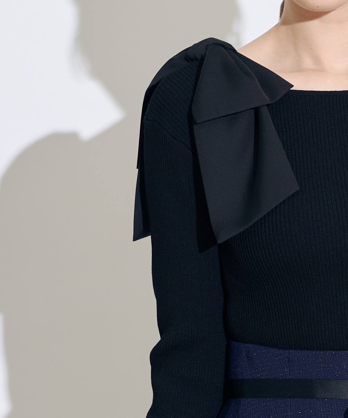 異素材ショルダーリボンスクエアネックニットプルオーバー
