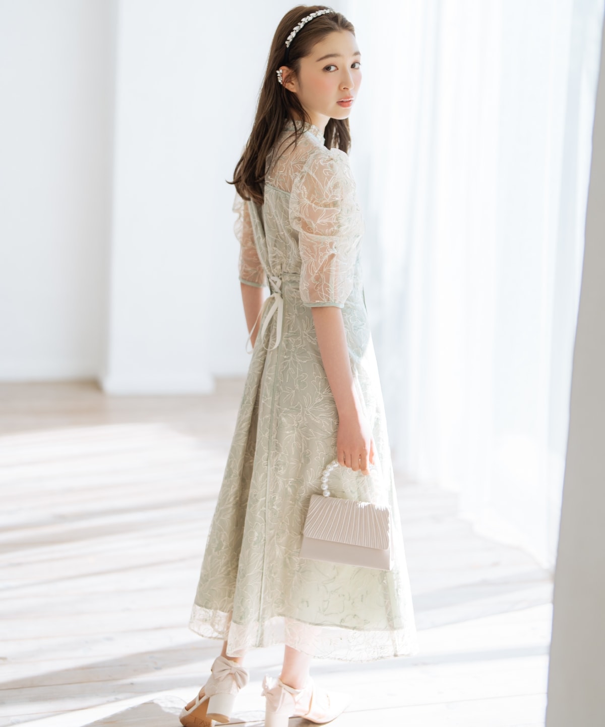 パイピングライン刺繍ワンピース