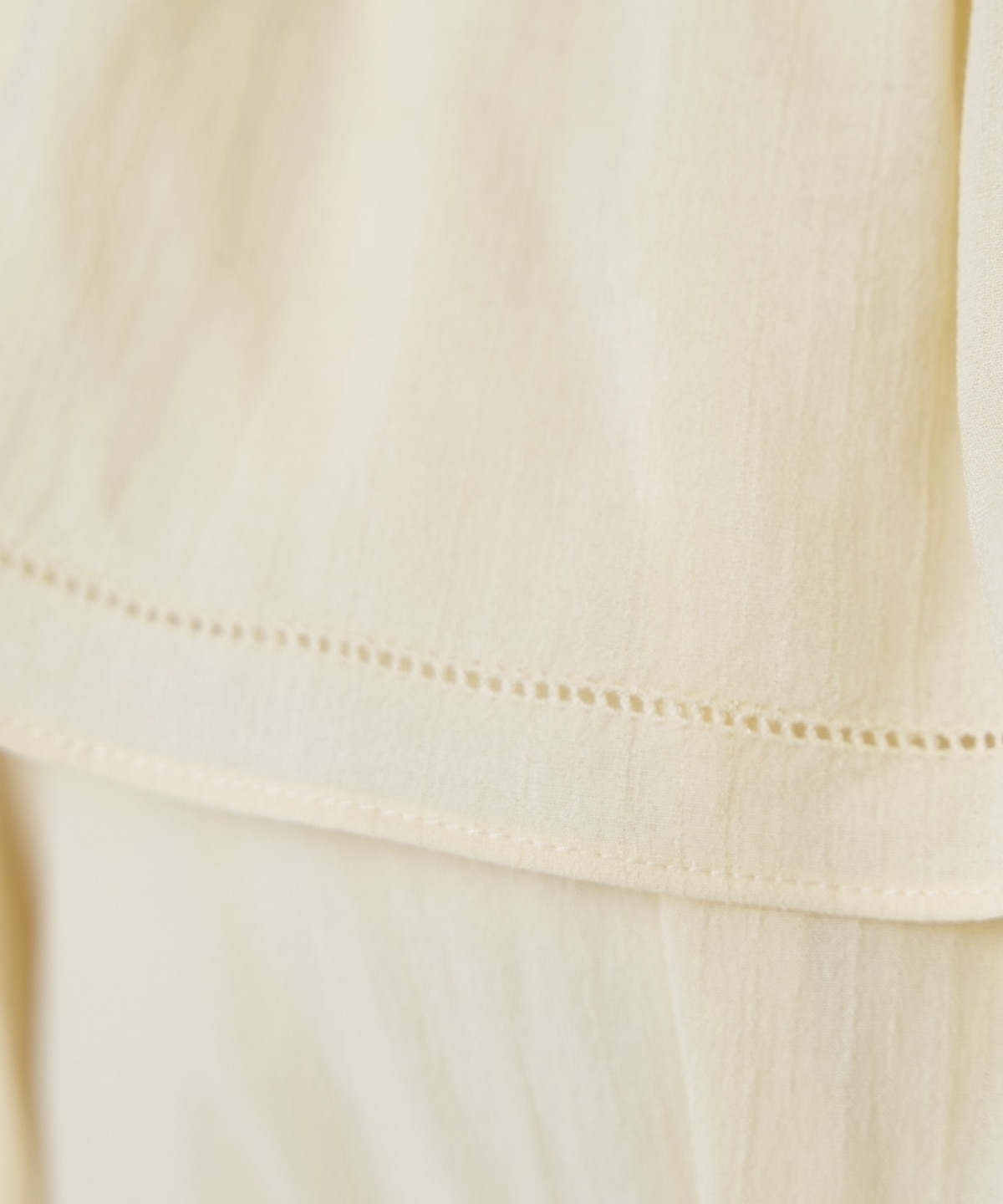 【先行予約受付中】オフショルフリルブラウス