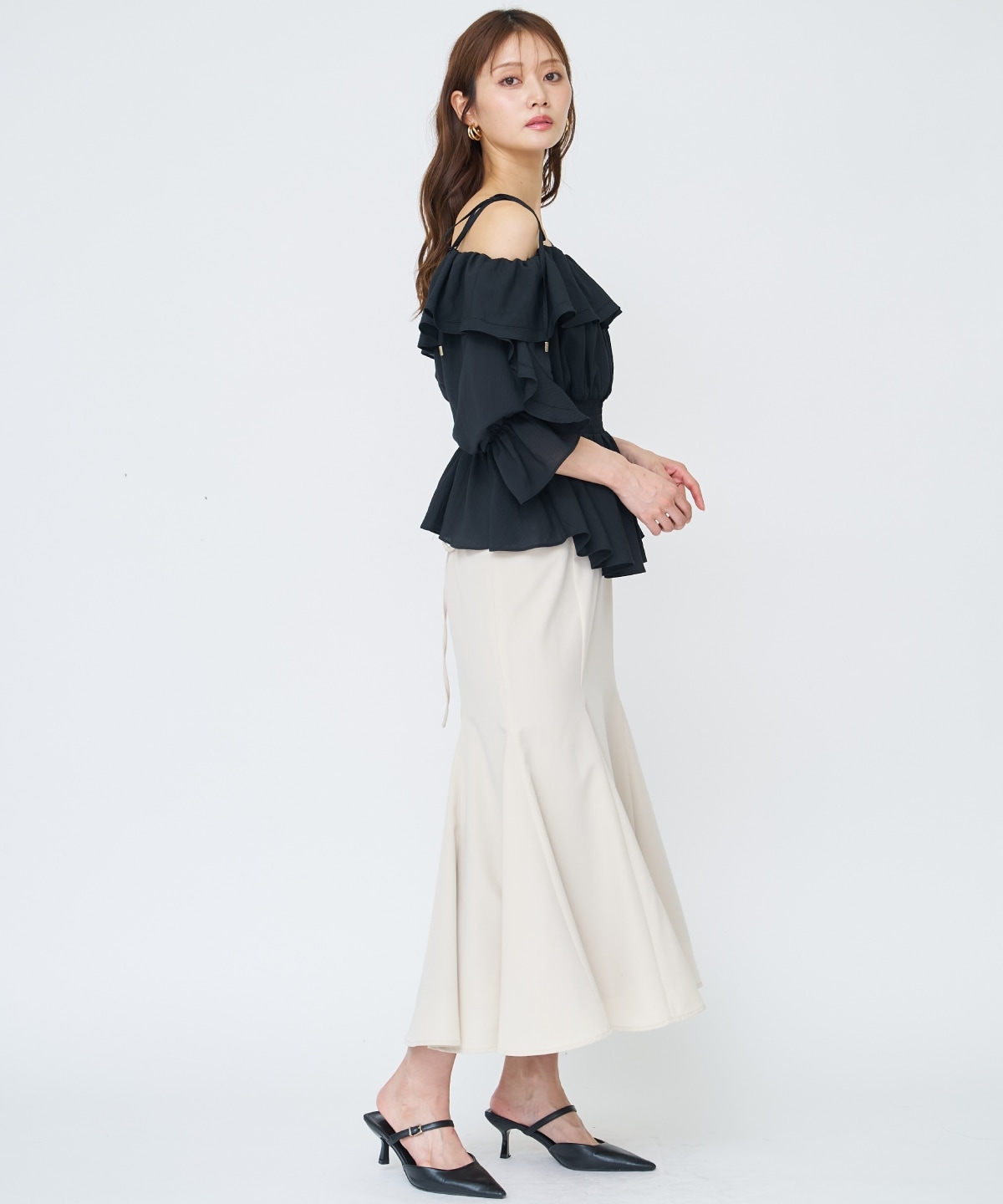 【先行予約受付中】オフショルフリルブラウス