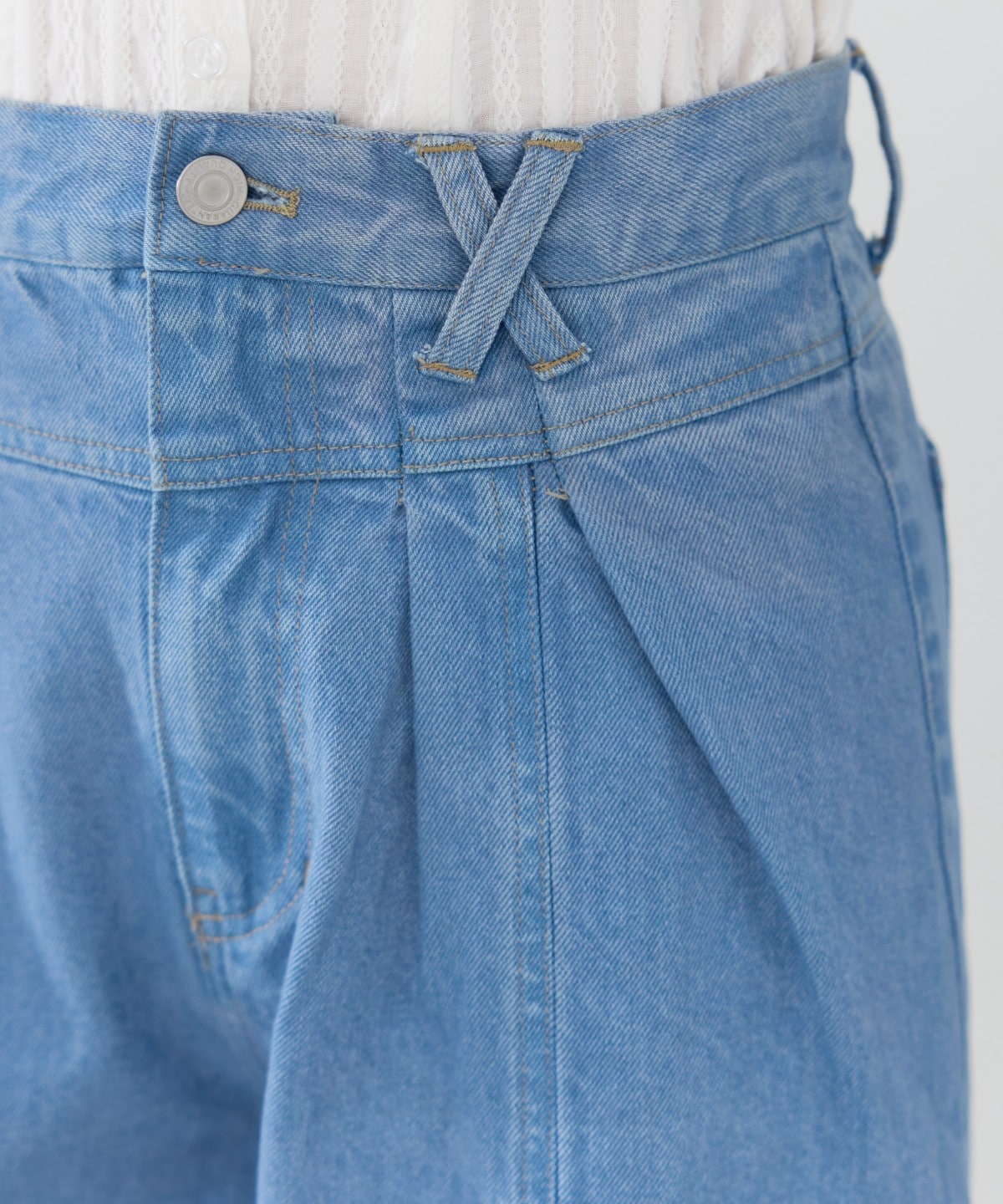 ロゴ刺繍タックデニムパンツ