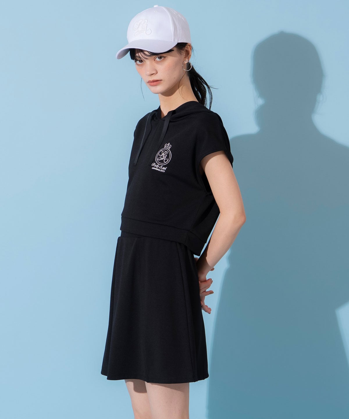 エンブレム刺繍フーディー×フレアスカートセットアップ