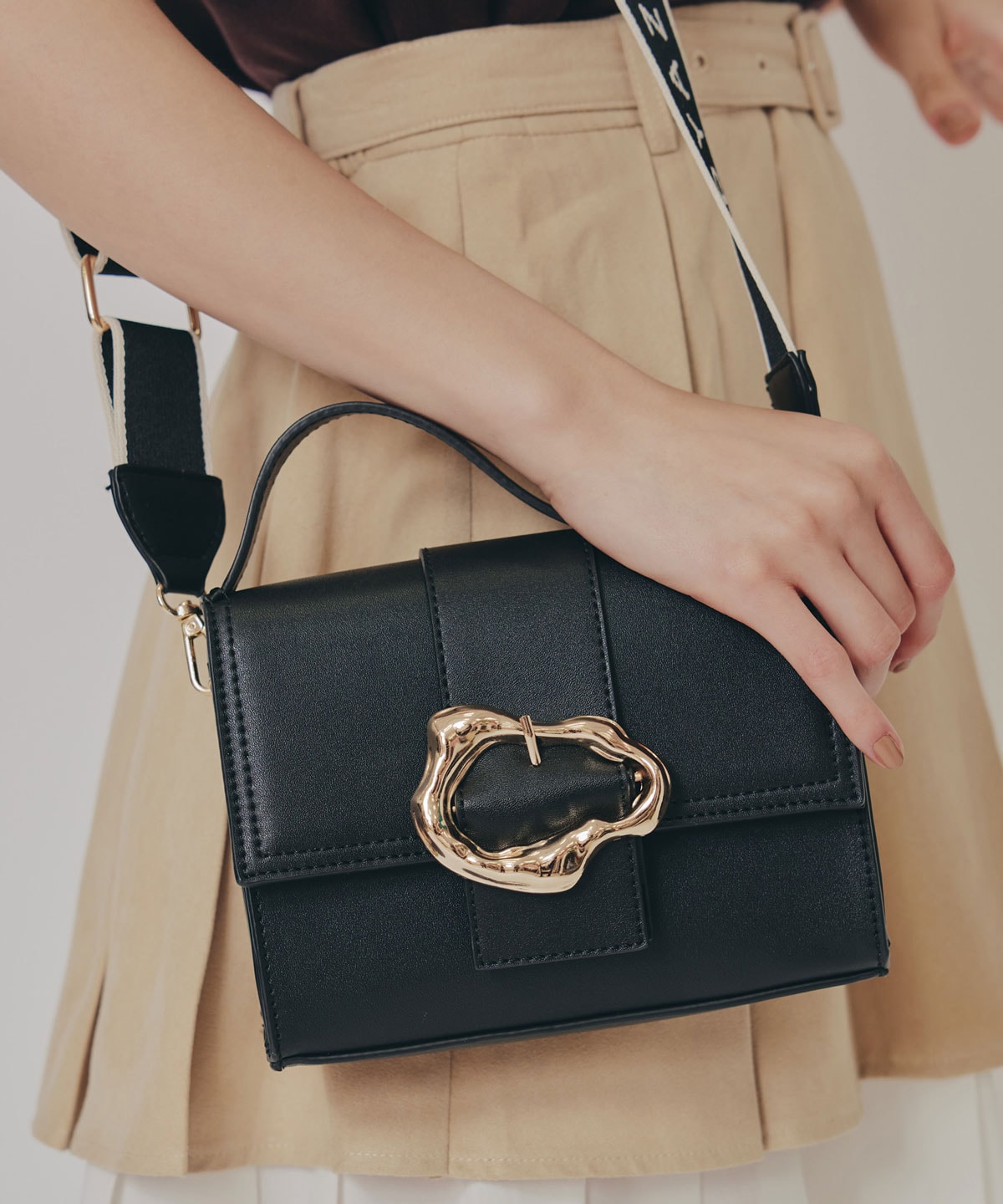 バックルデザインロゴストラップミニバッグ