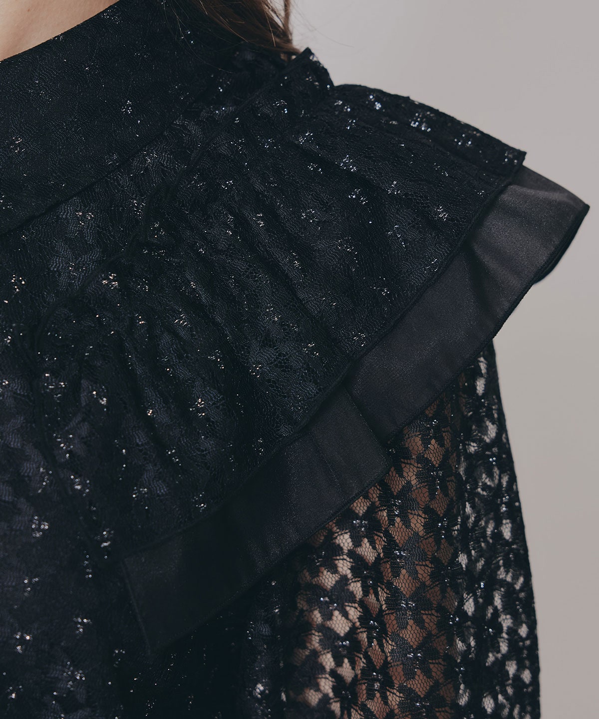 ラメレースフリルハーフスリーブブラウス