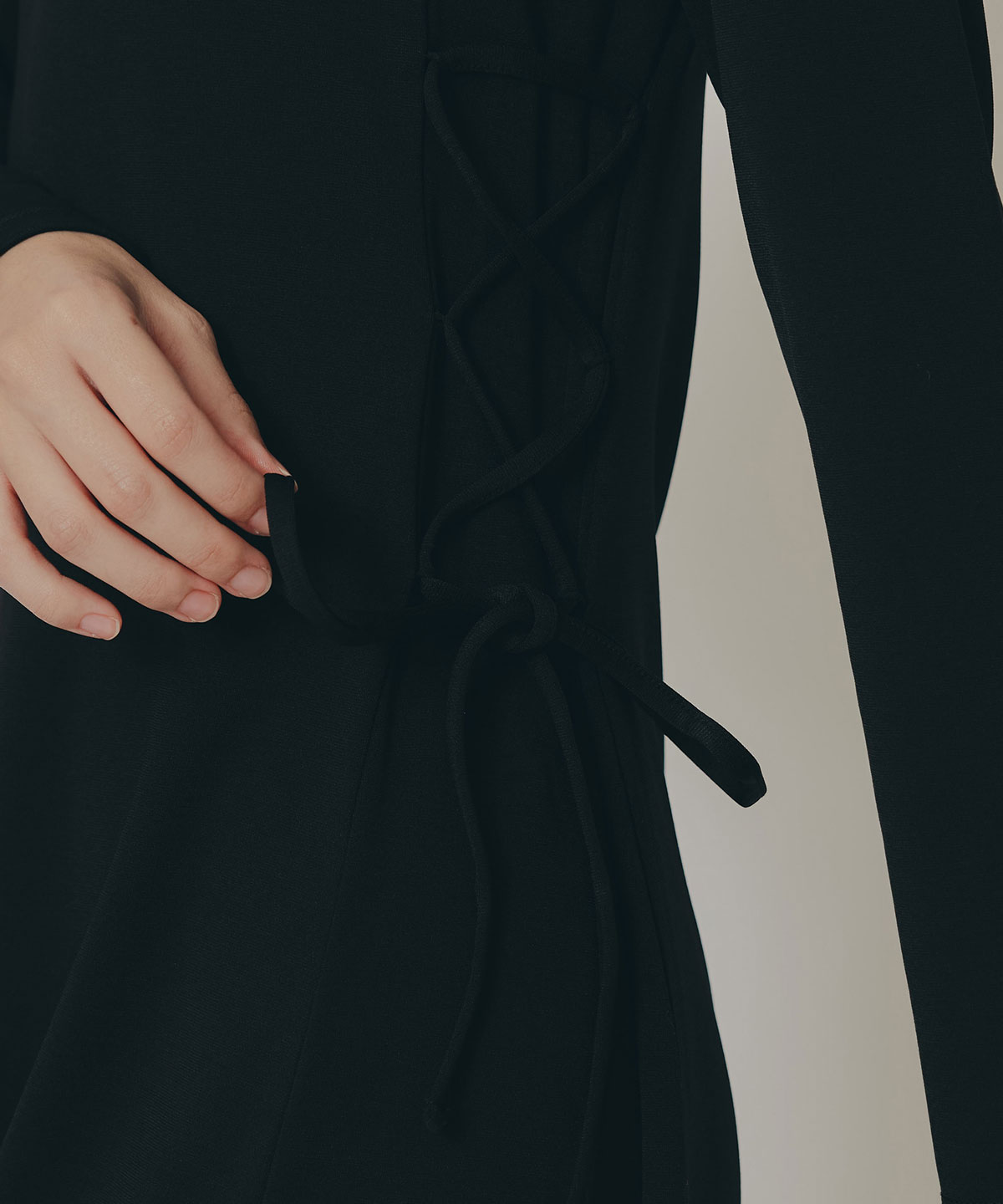 エンブレムサイドレースアップロングスリーブワンピース