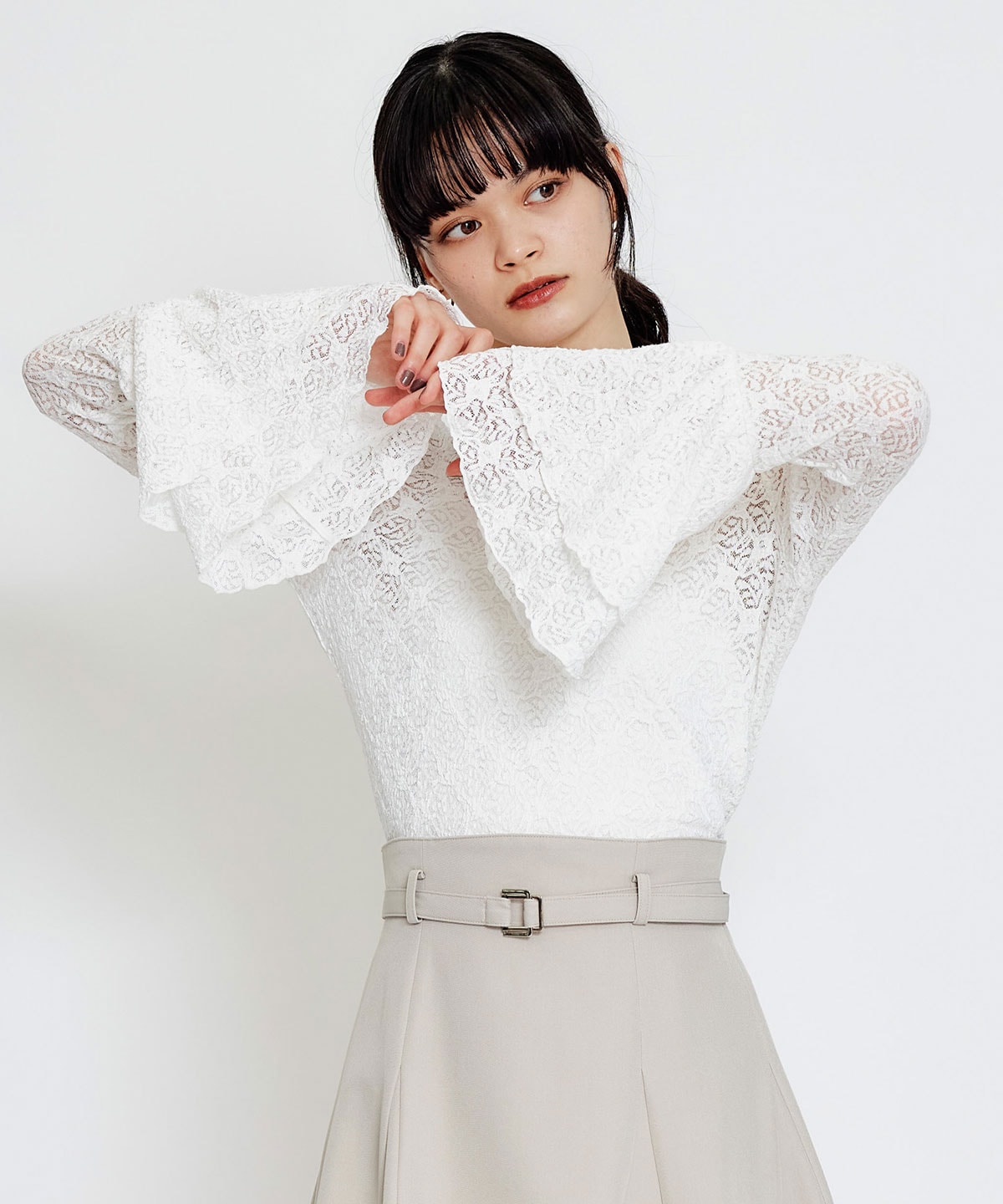 ボリュームスリーブシアーレースブラウス×ベーシックキャミソール