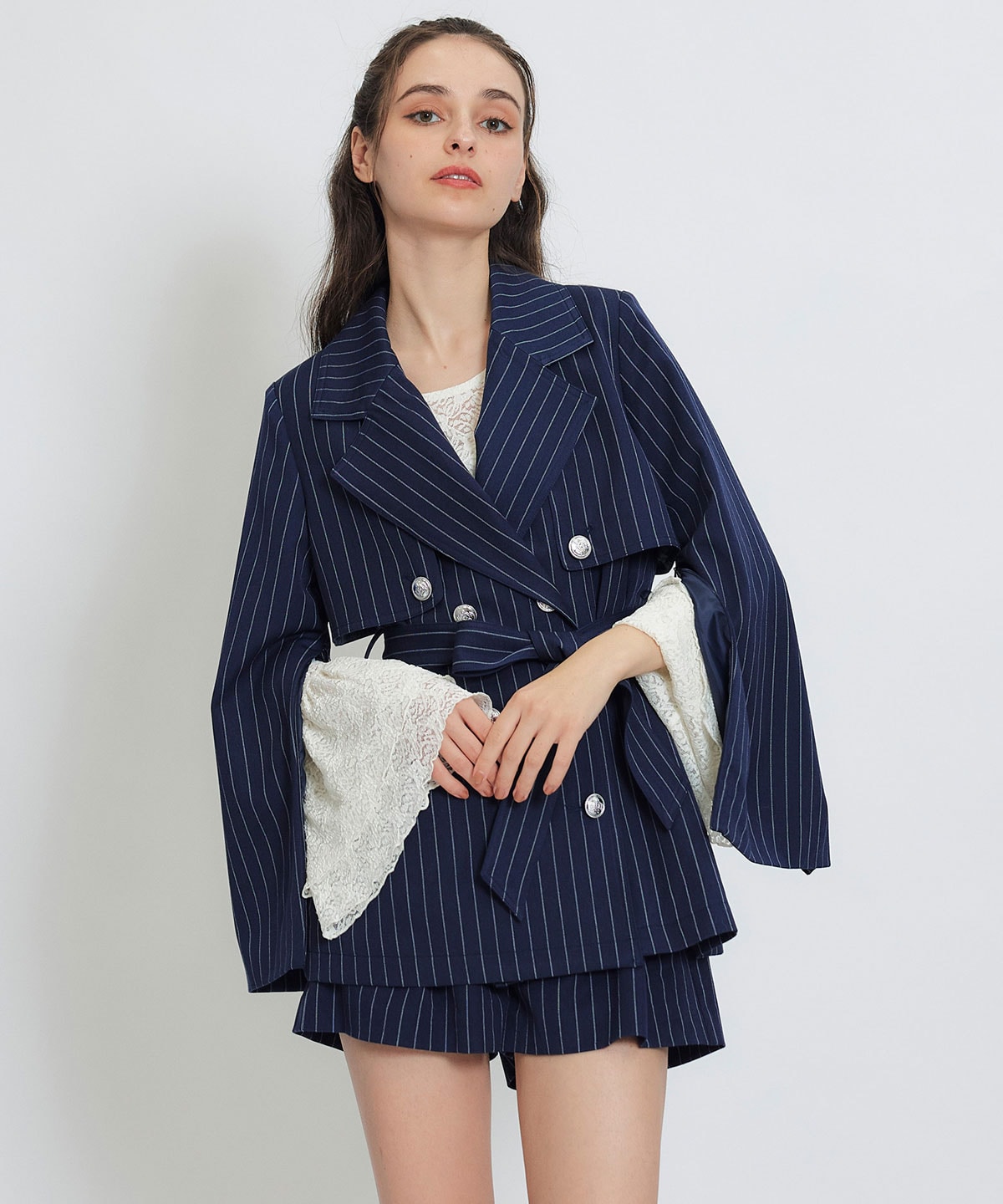 ボリュームスリーブシアーレースブラウス×ベーシックキャミソール