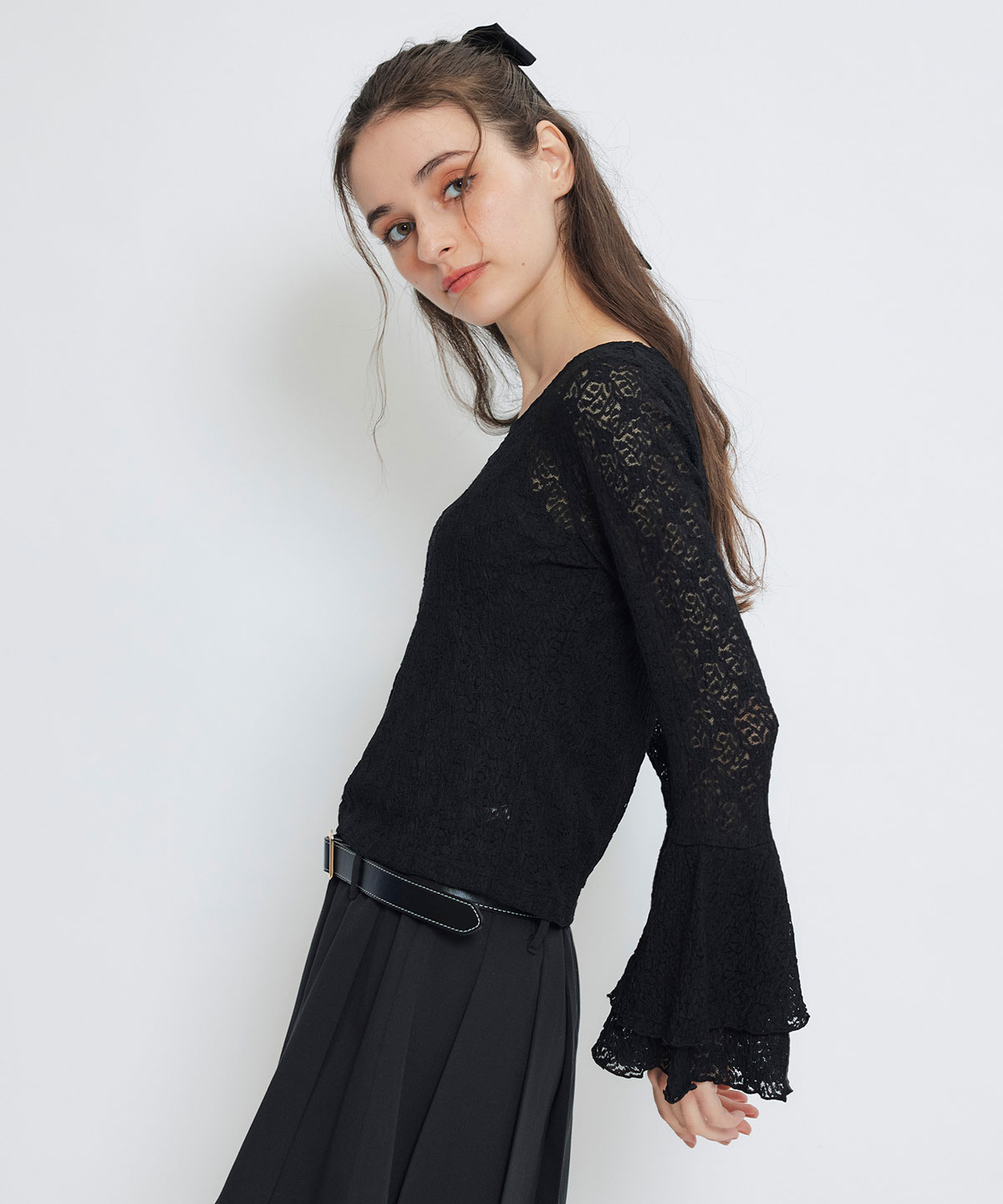 ボリュームスリーブシアーレースブラウス×ベーシックキャミソール