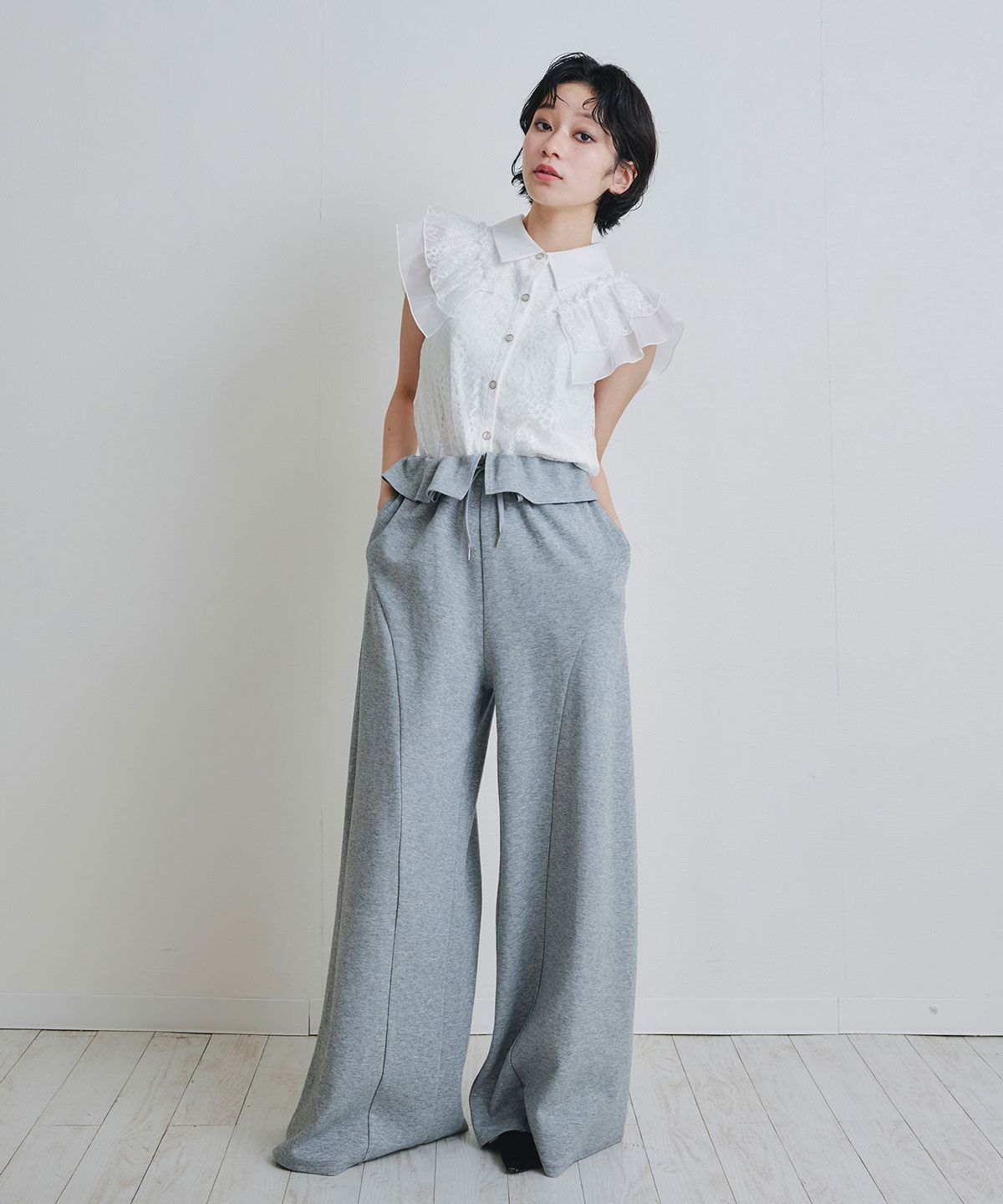 フォルムラインフレアパンツ