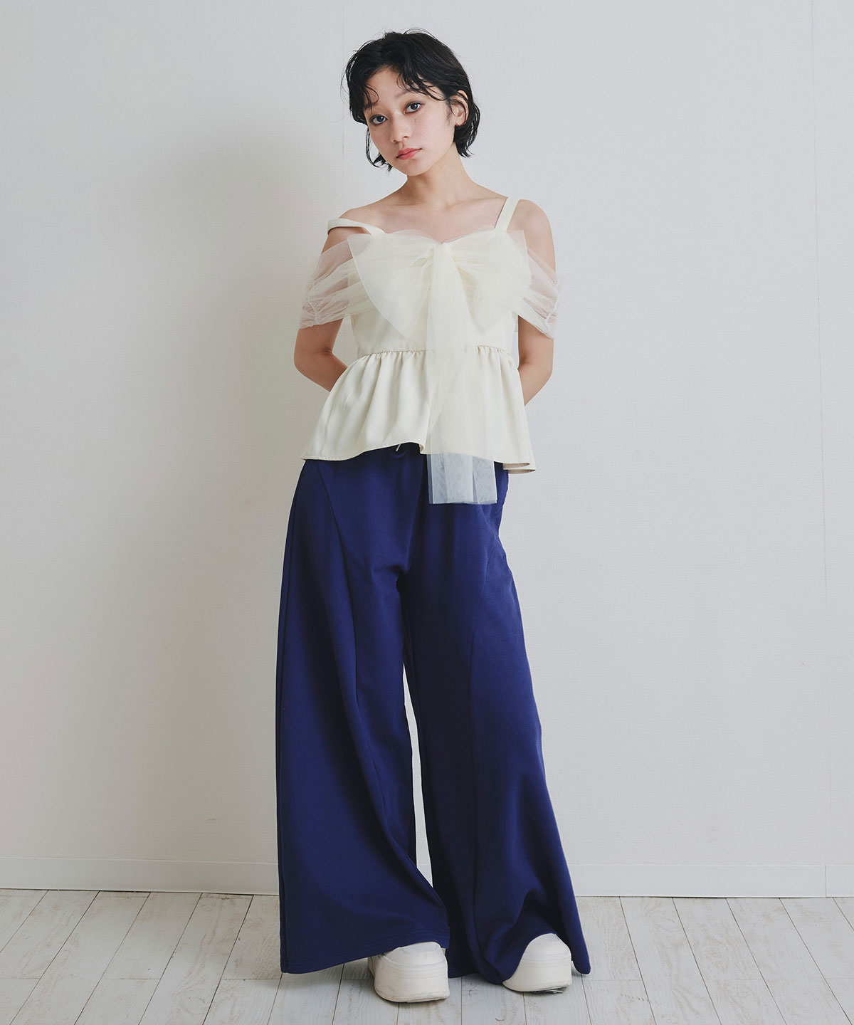 フォルムラインフレアパンツ